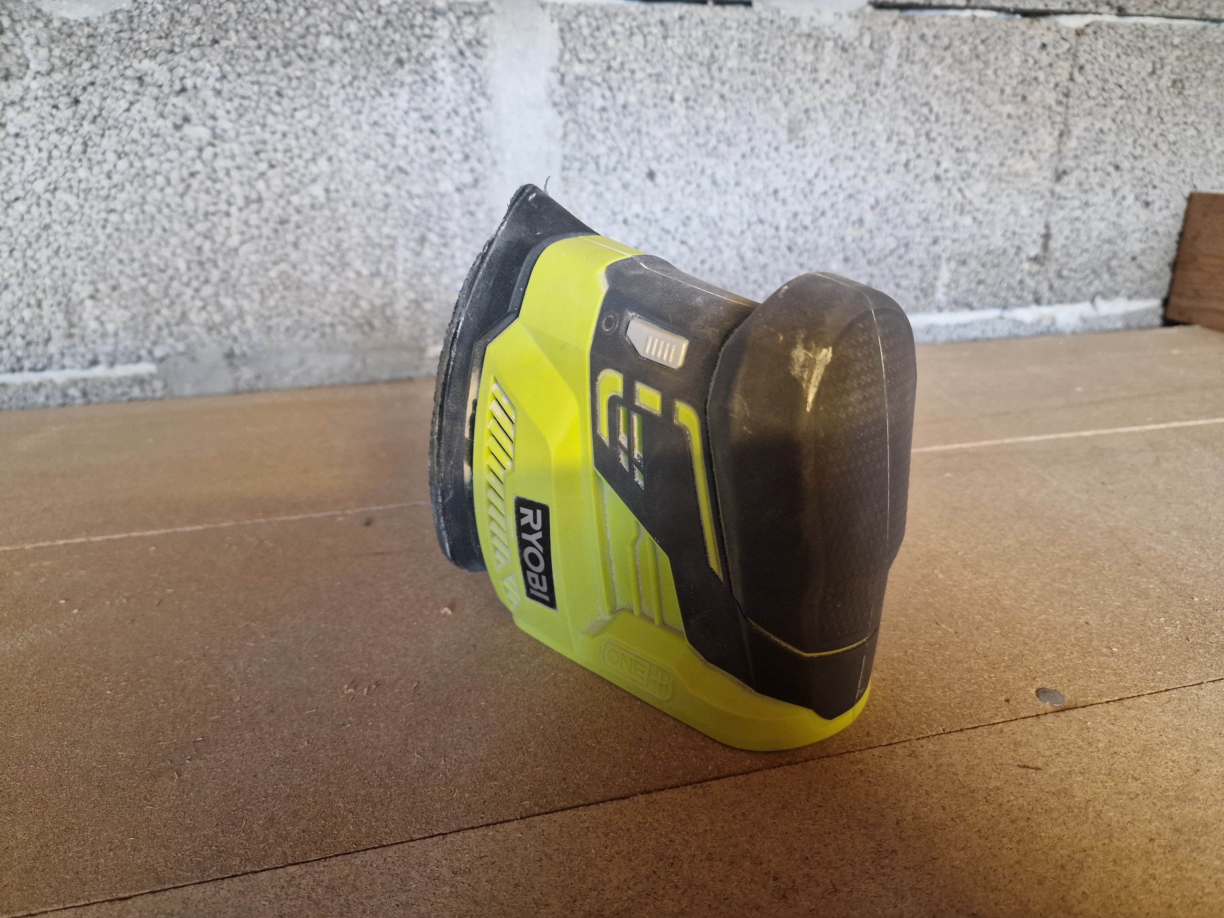 Batteridrevet deltasliper/slipemaskin