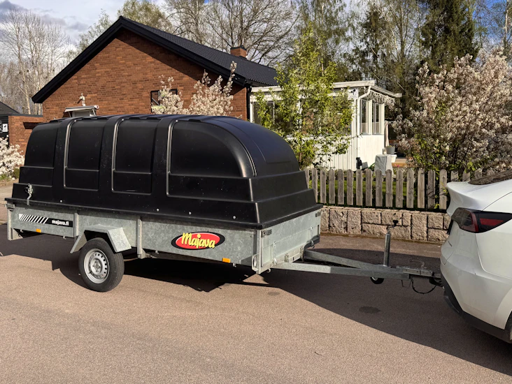 Stort släp med kåpa