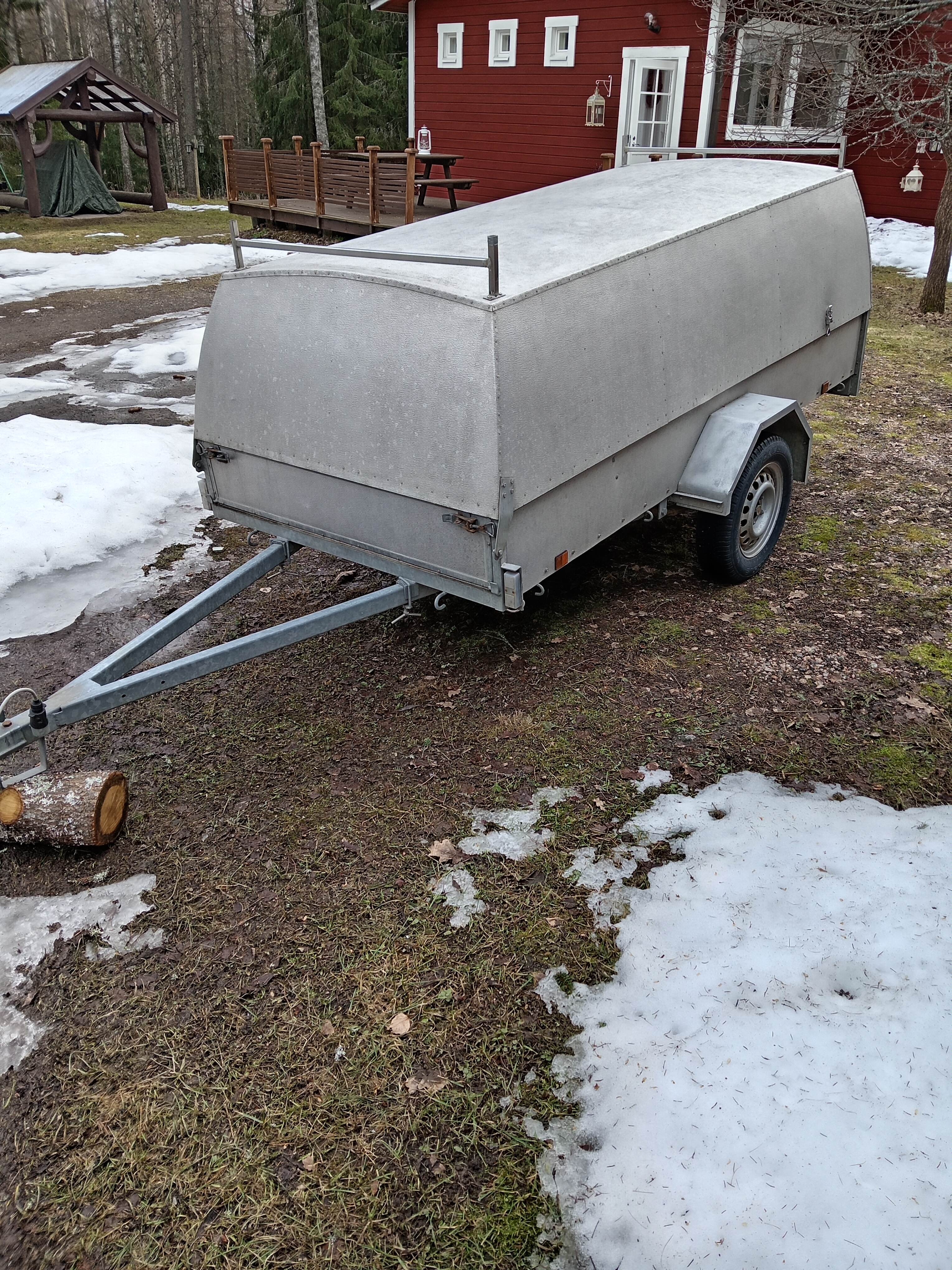 Peräkärry kuomulla