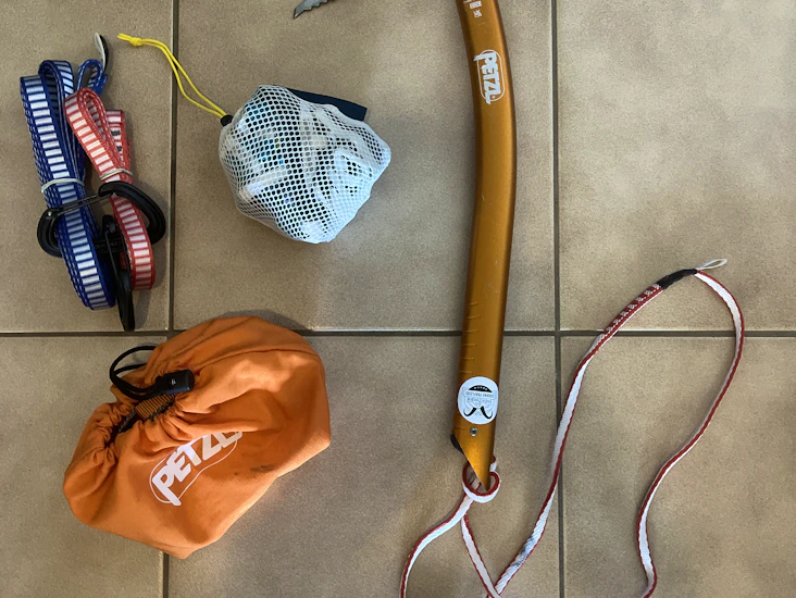 Jäätikkökamat eli hakku, valjaat, boot crampons, slingi, carabinerit