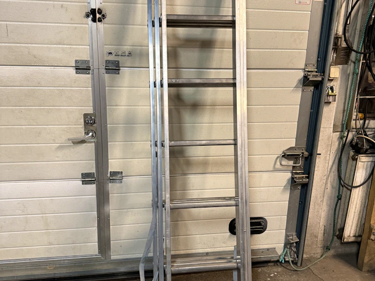 Monitoimi tikkaat. säädettävä.