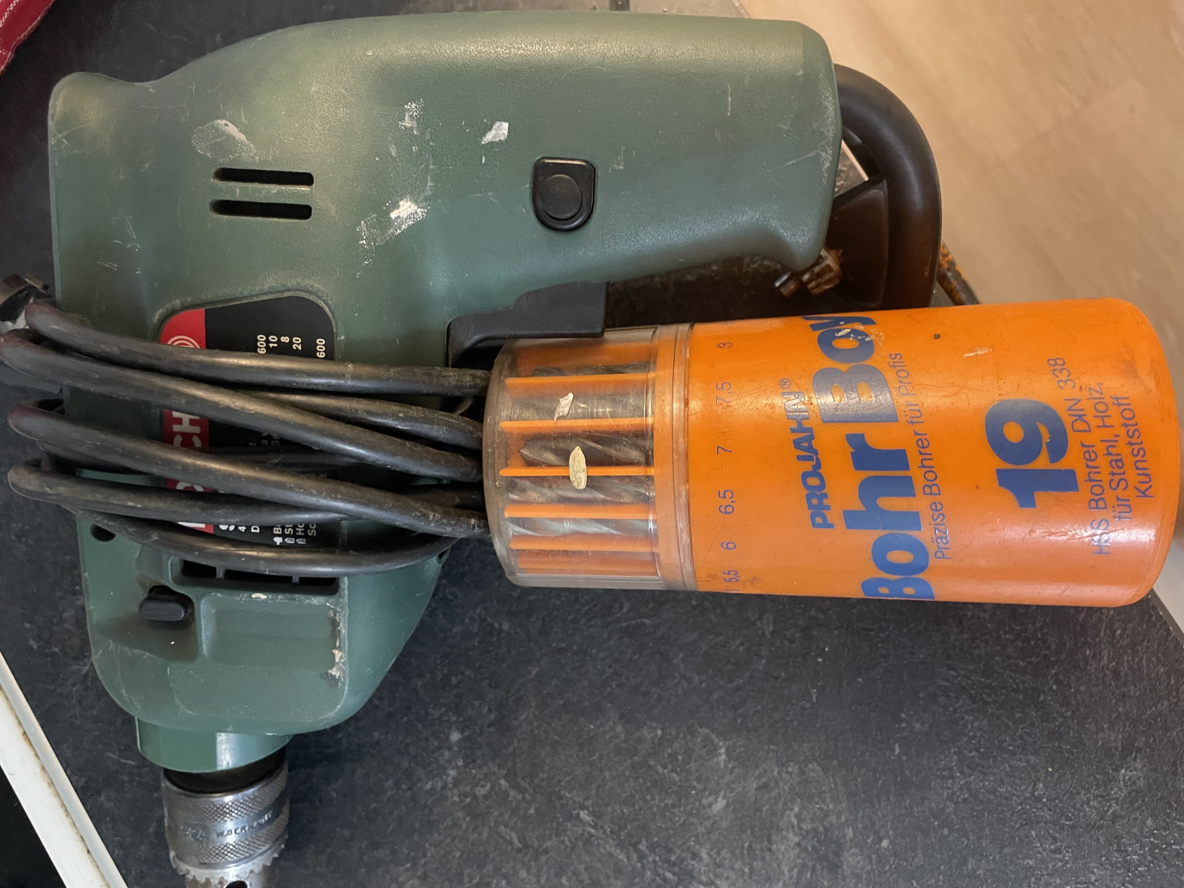 Bosch skruvdragare + borr uthyres!