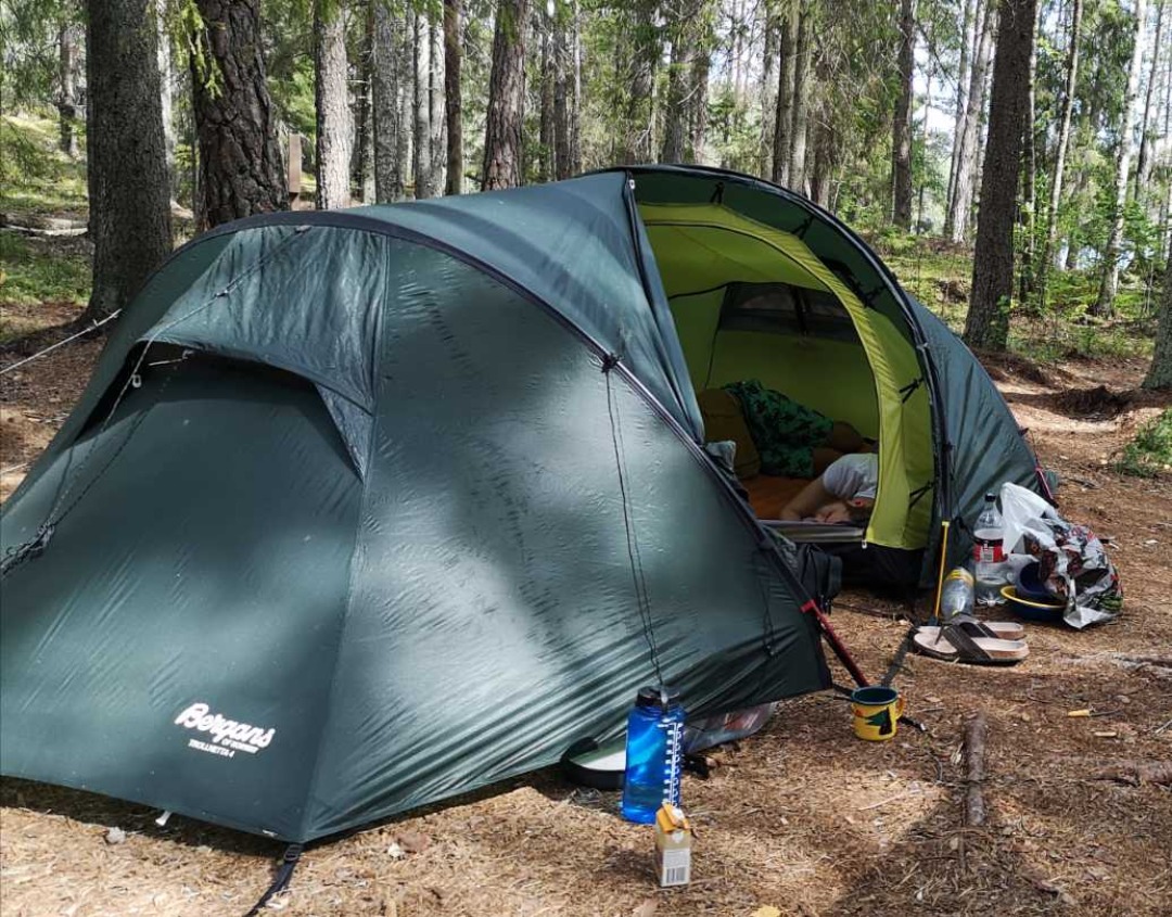 Hyr Bergans Trollhetta personer med extra bågar av Joel Å i