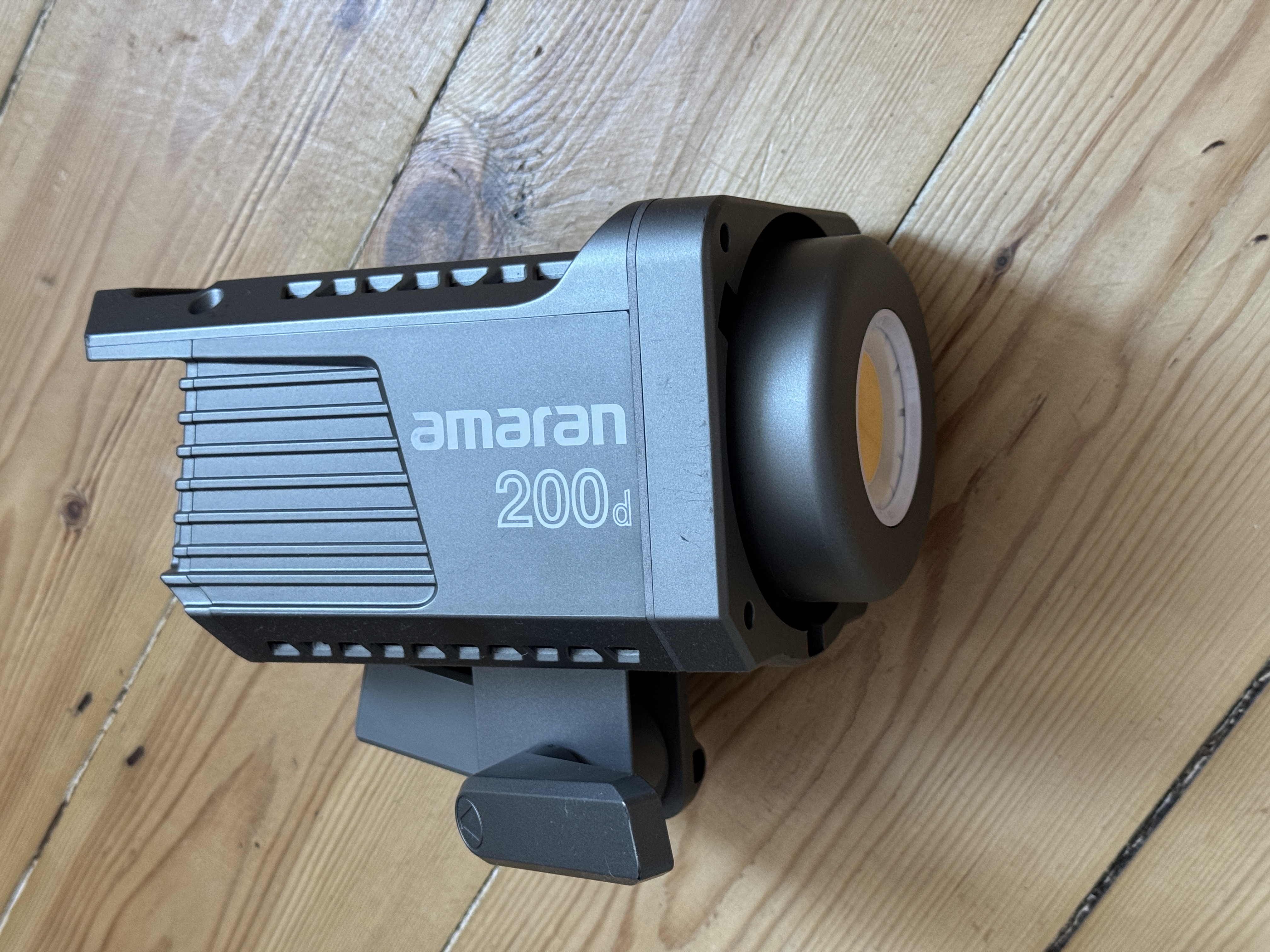 Aputure amaran 200d with reflector mount