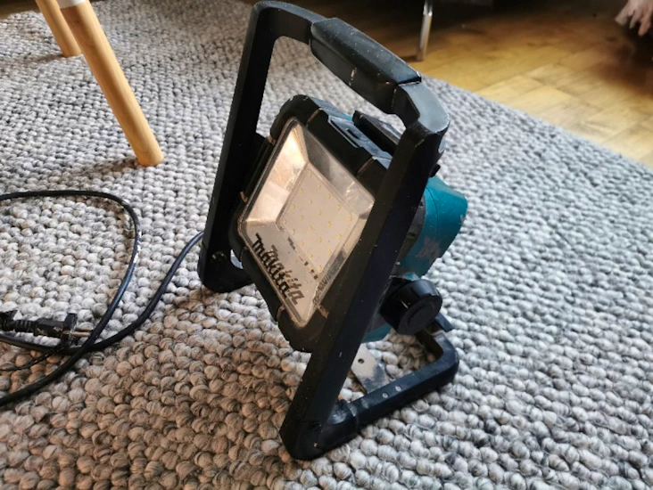 Makitan työmaavalo akkukäyttöinen