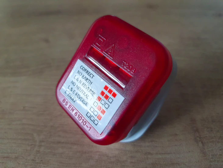 Uk plug socket wiring check meter / tester