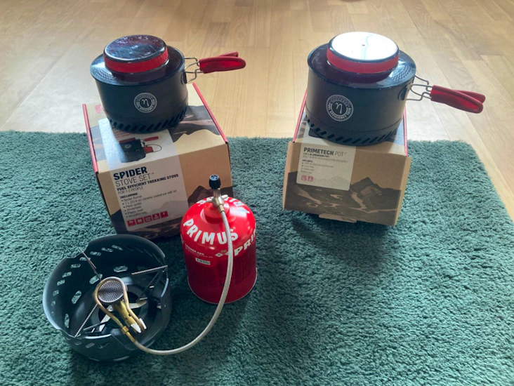 Primuskök med vindskydd och kastruller