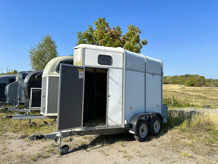 1,5-hästars b-kortshästsläp med fronturlastning och trådlös kamera