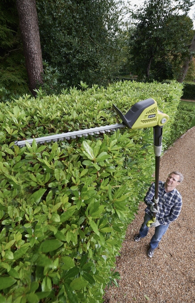 Ryobi batteridriven häcksax med förlängningsarm