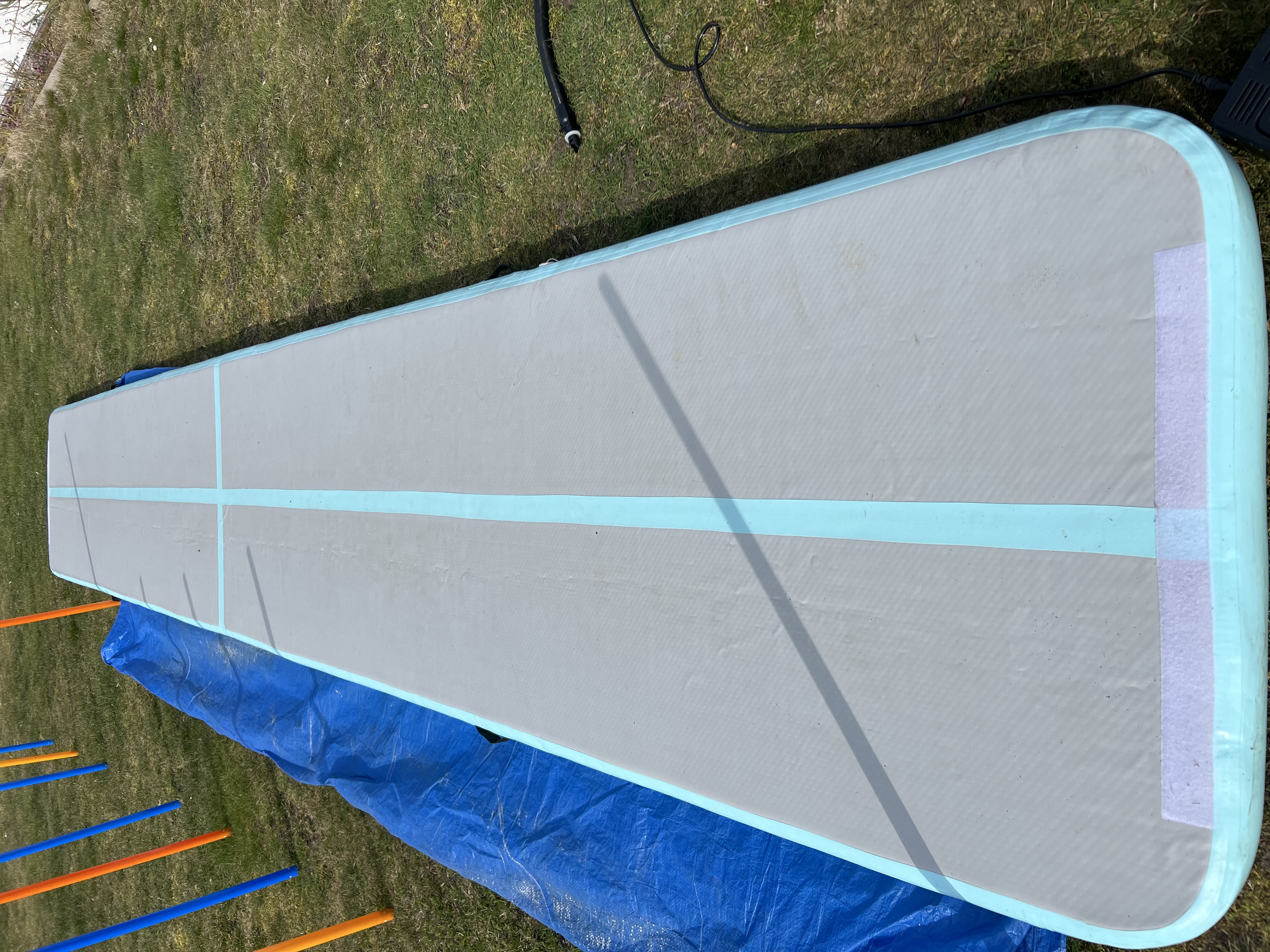 Airtrack-matta uthyres 6x1 meter– perfekt för gymnastik & lek!
