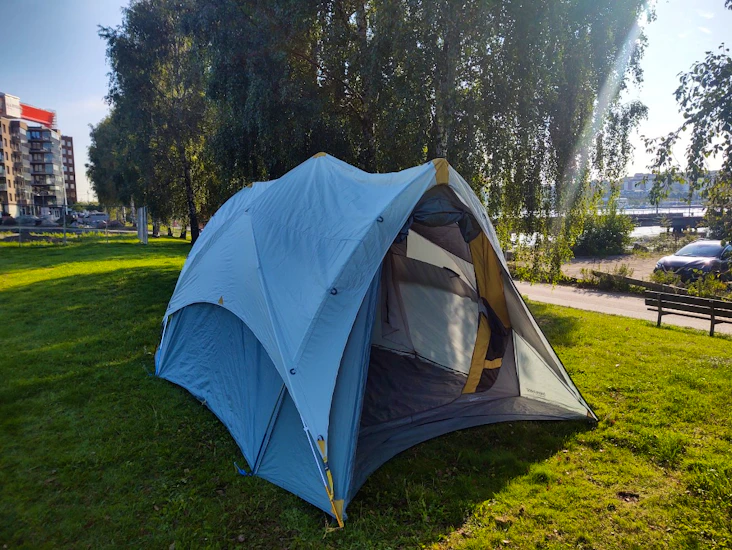 Rymligt familjetält med 193 cm ståhöjd