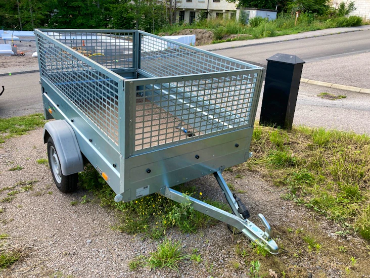 Släpvagn med avtagbar lövhäck