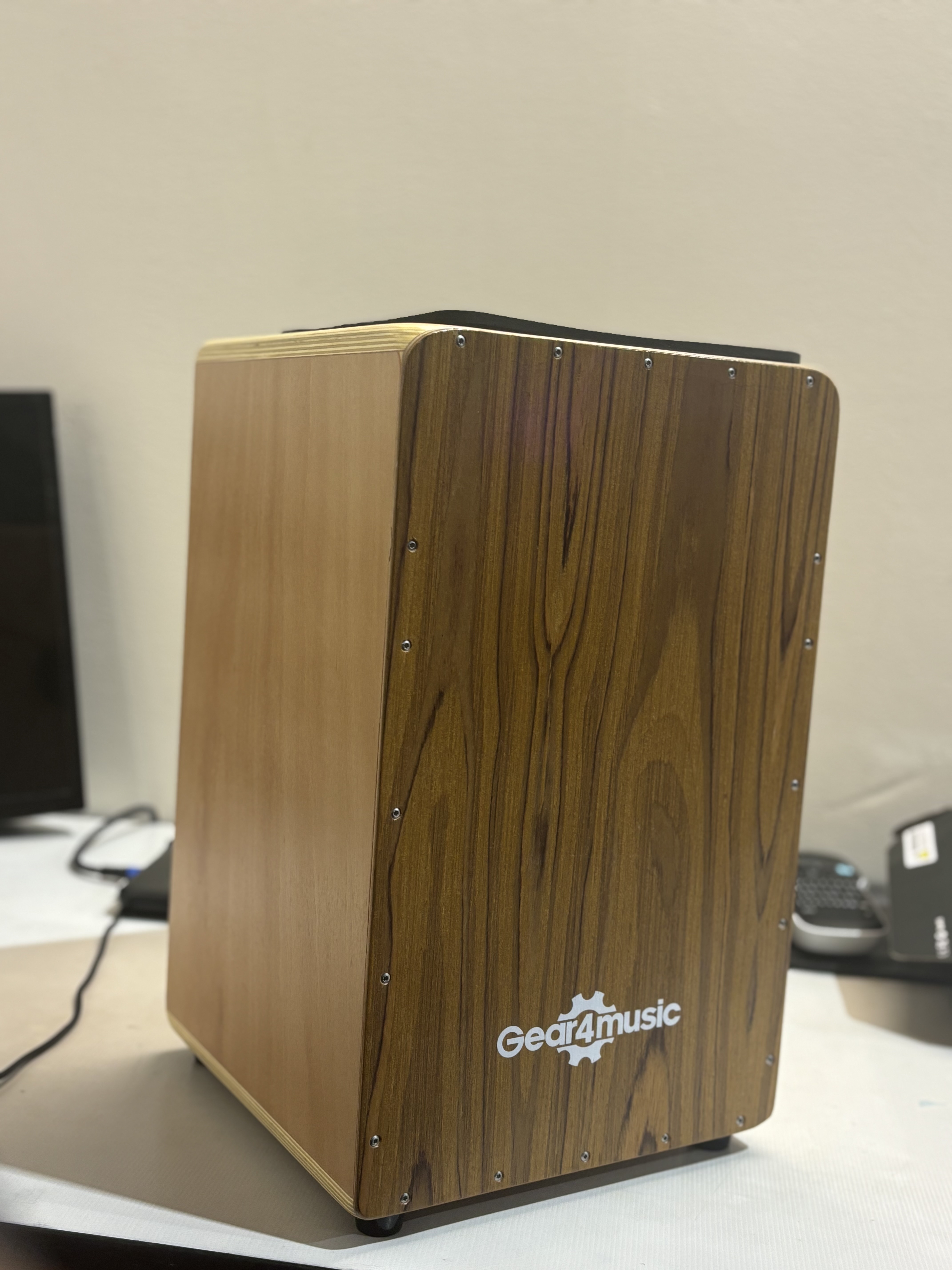 Cajon drum with seatpad