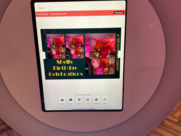 Selfie pod photo booth