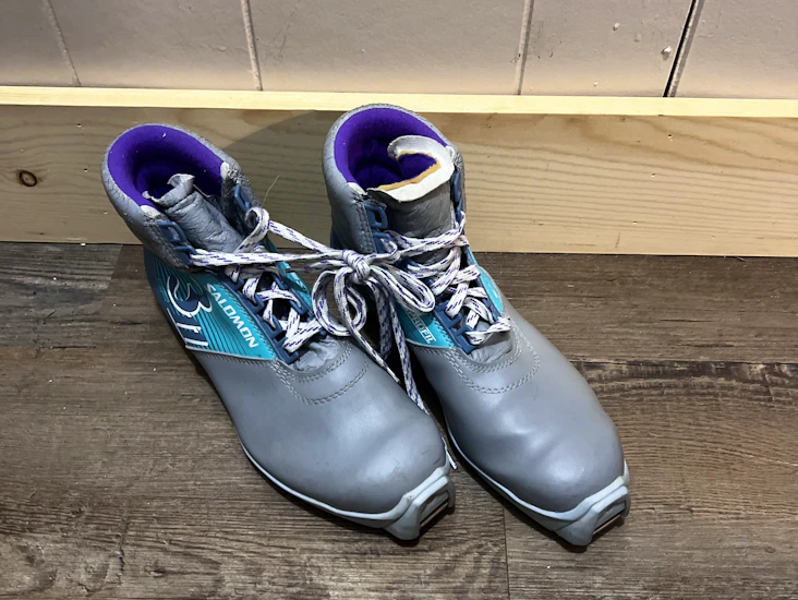 Euro 42 l11.5 m9 cross country ski boots