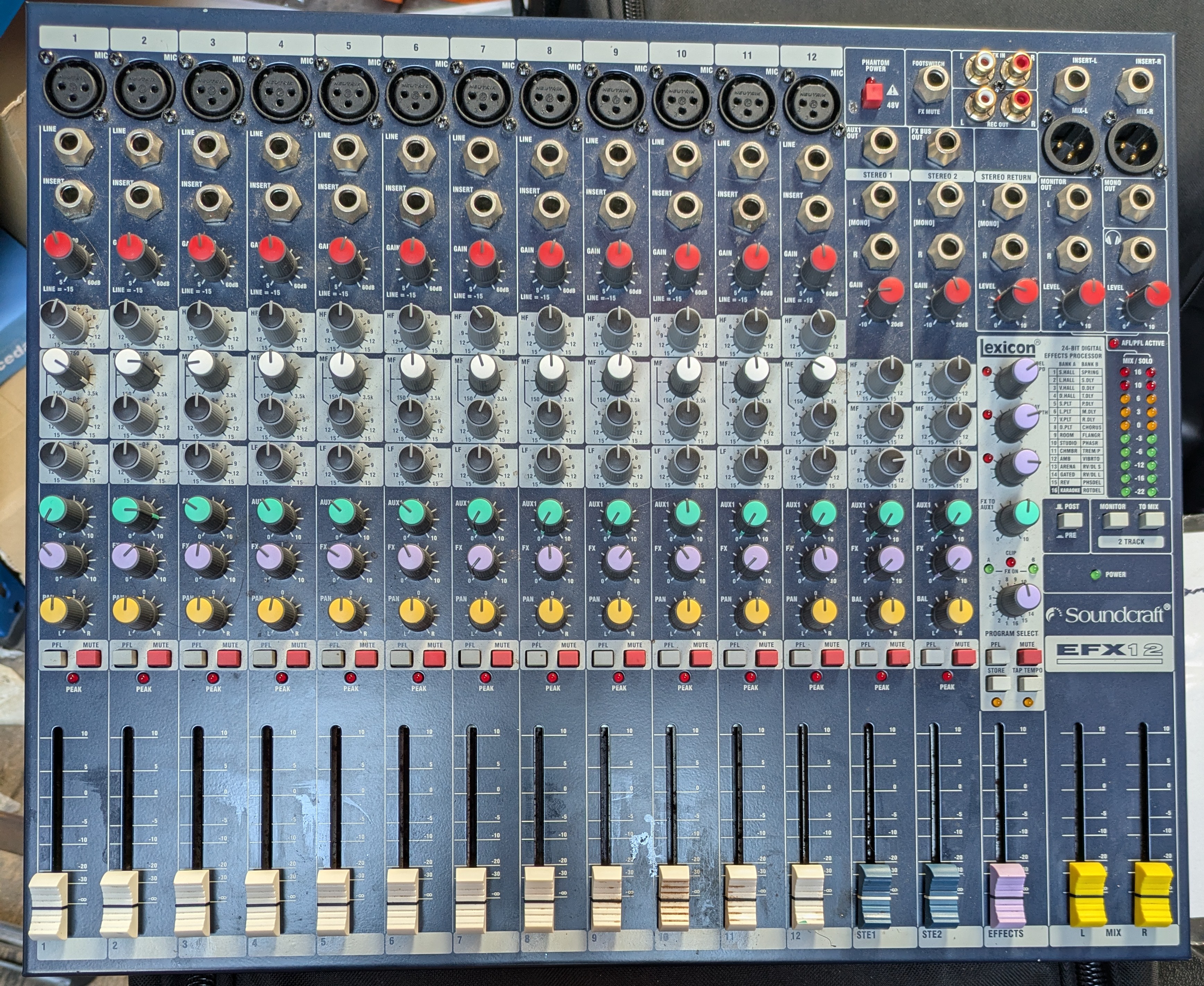 Soundcraft efx12 mixing desk