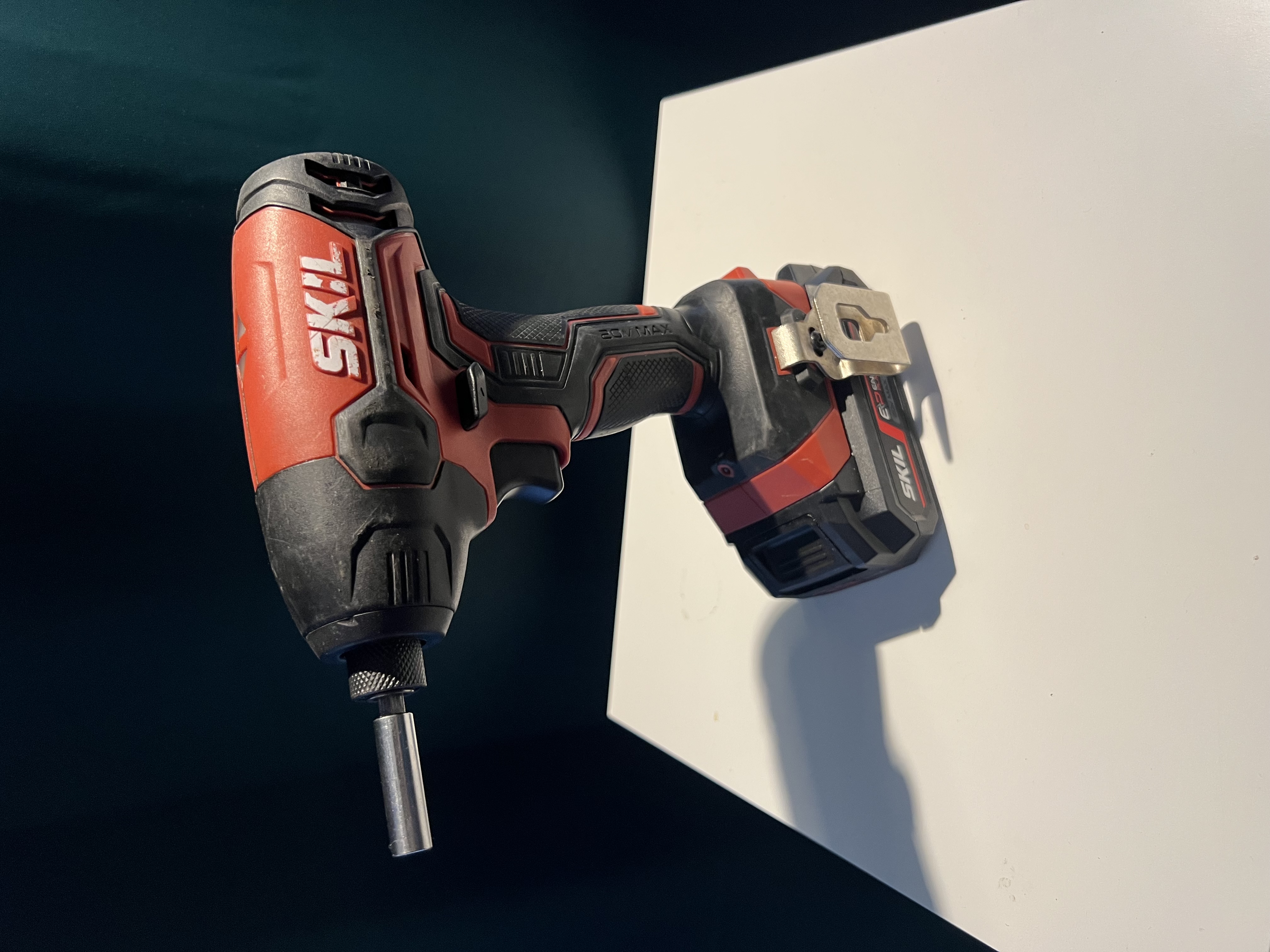 Skil 3225 sladdlös slagskruvdragare (20v max) i en kompakt, röd och svart