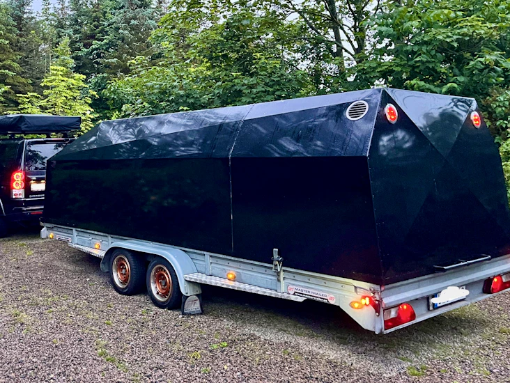 Täckt bilsläp 2700kg, lastvikt 2000kg