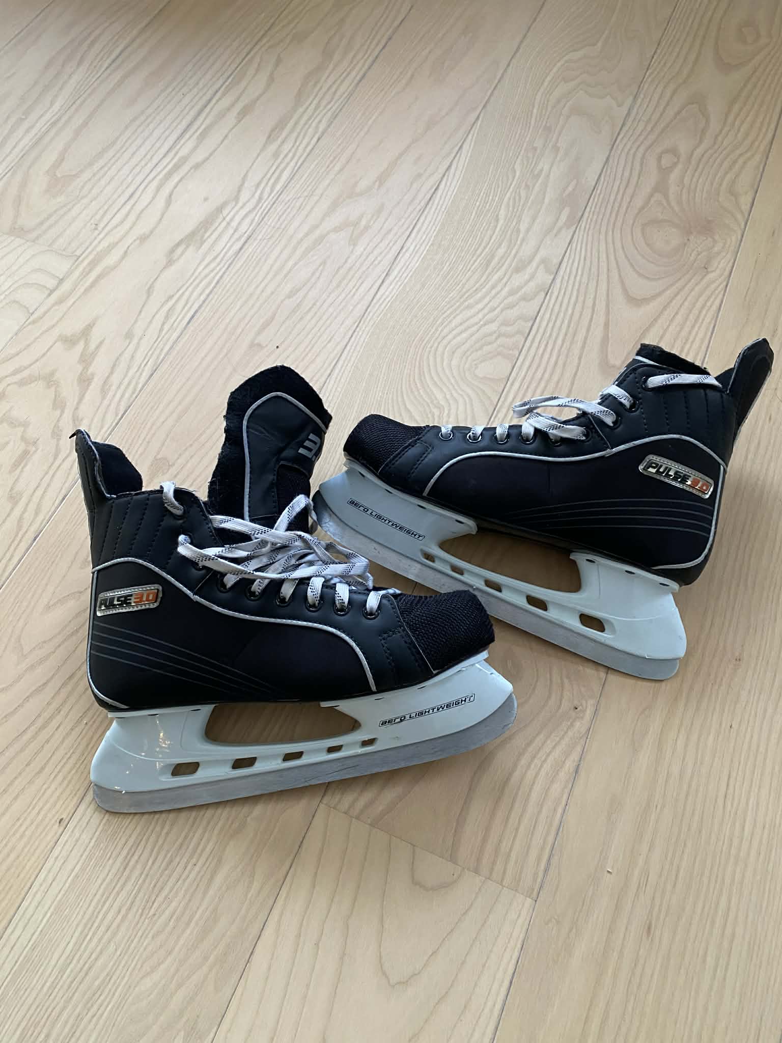 Skridskor storlek 43 (nyslipade)+ hockeyklubba