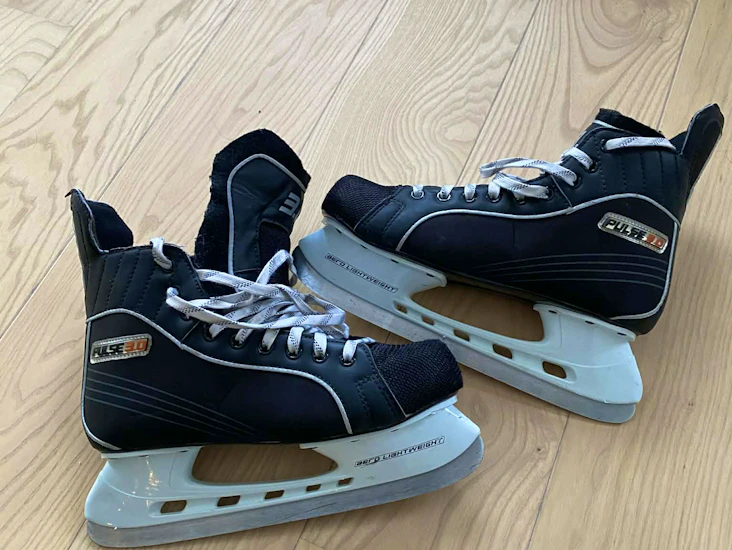 Skridskor storlek 43 (nyslipade)+ hockeyklubba