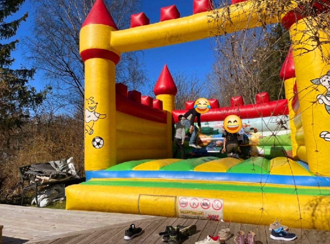 Stor hoppborg "slottet" ca 5x5m