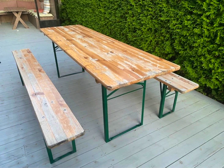 Bord med to sittebenker