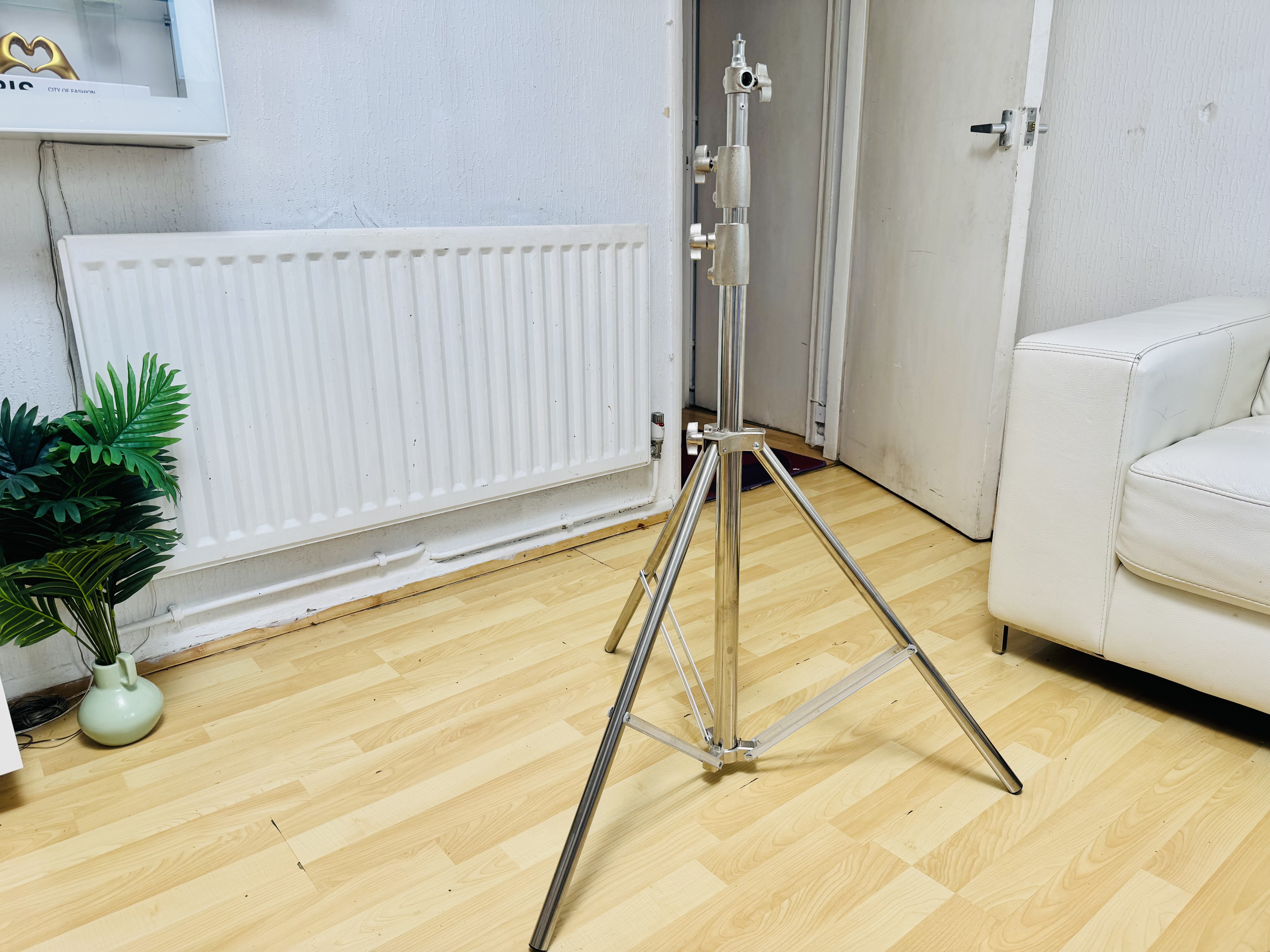 Heavy duty silver light stand