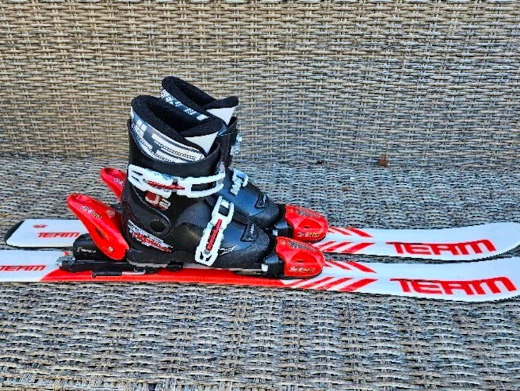 Slalomskidor 85cm inkl pjäxor strl 29