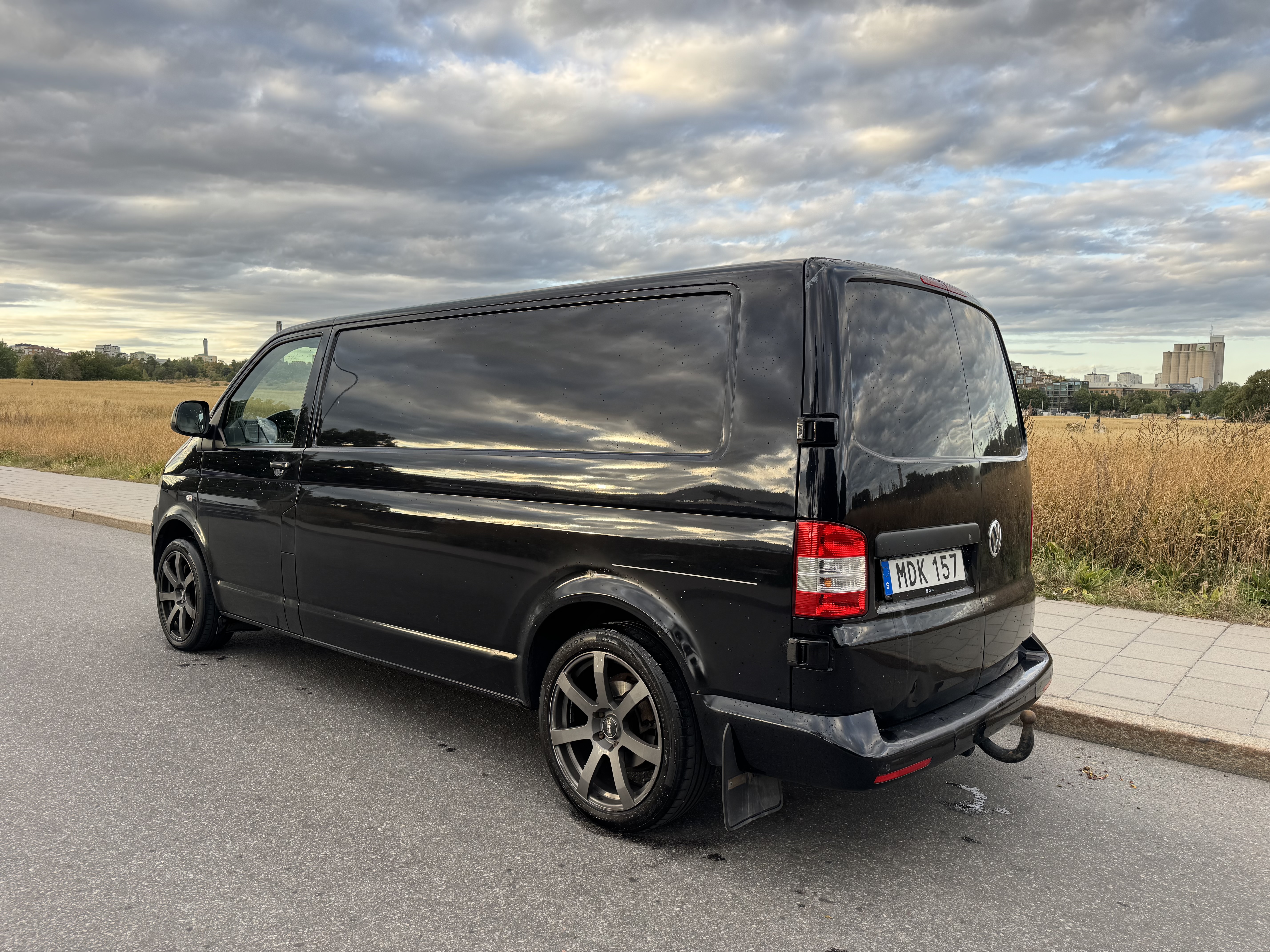 Volkswagen transporter – rymlig skåpbil med dragkrok