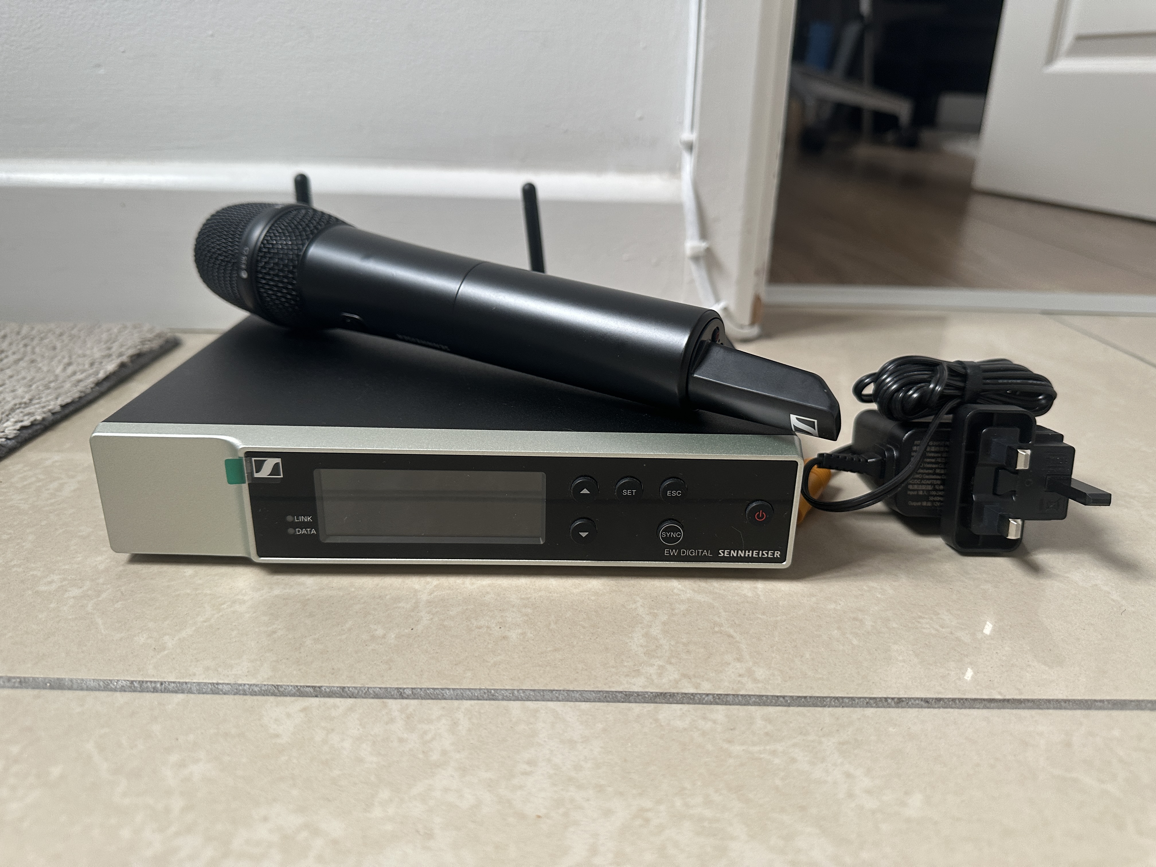 Sennheiser ew-d 835-s wireless handheld microphone kit