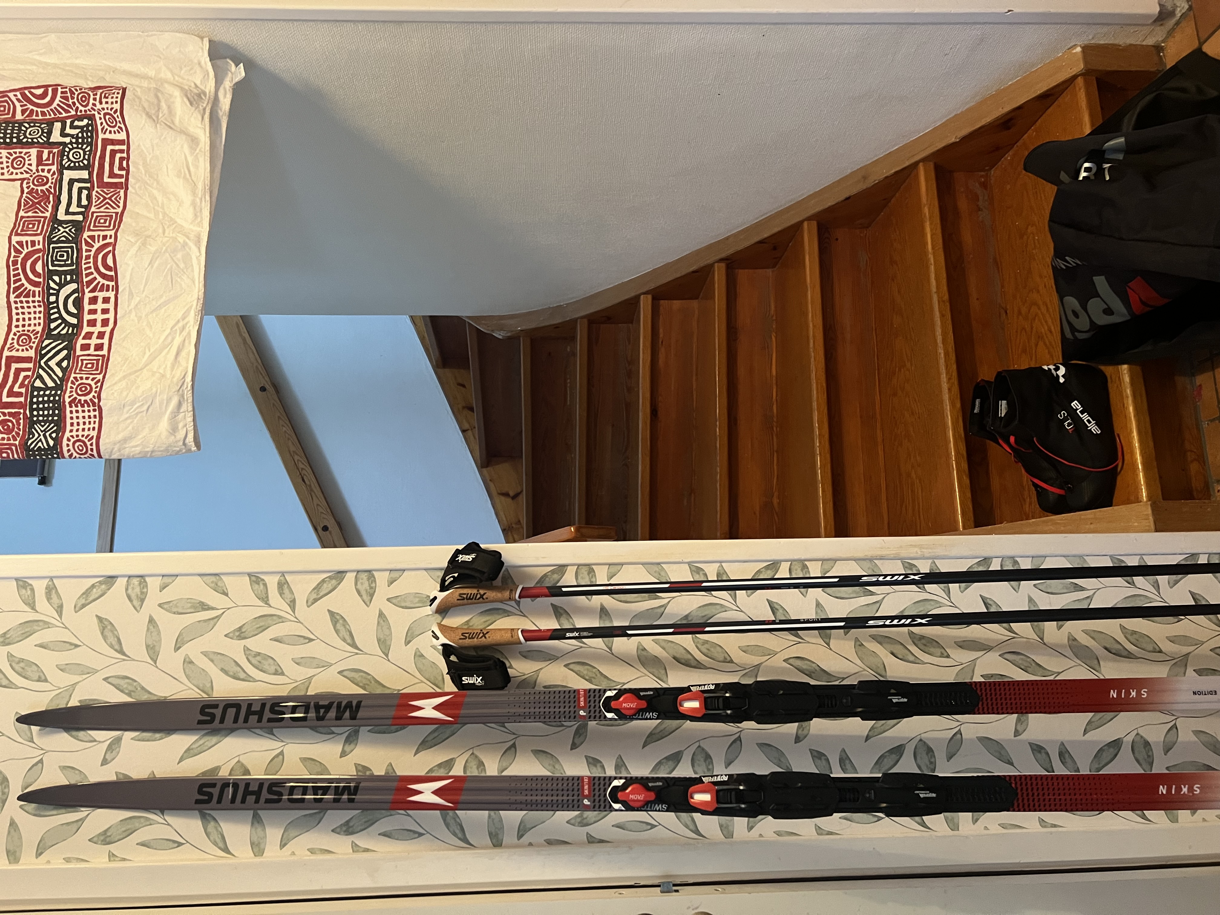 Paket med längdskidor, stavar och pjäxor