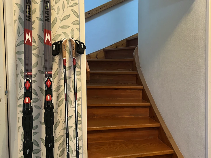 Paket med längdskidor, stavar och pjäxor