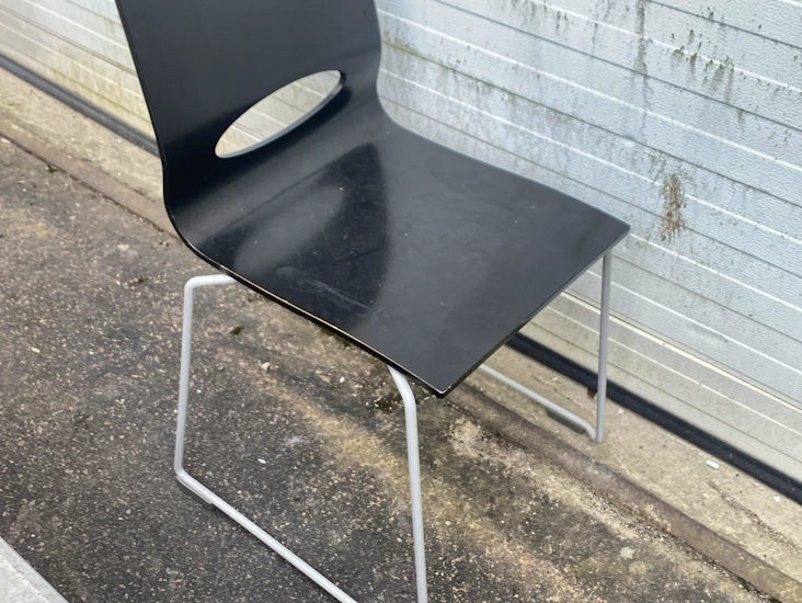 8 bord och 33 stolar