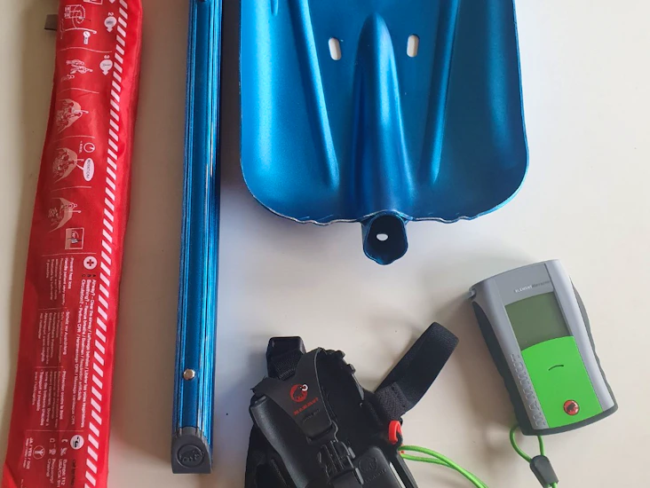 Lavinsändare sond och aluminiumspade