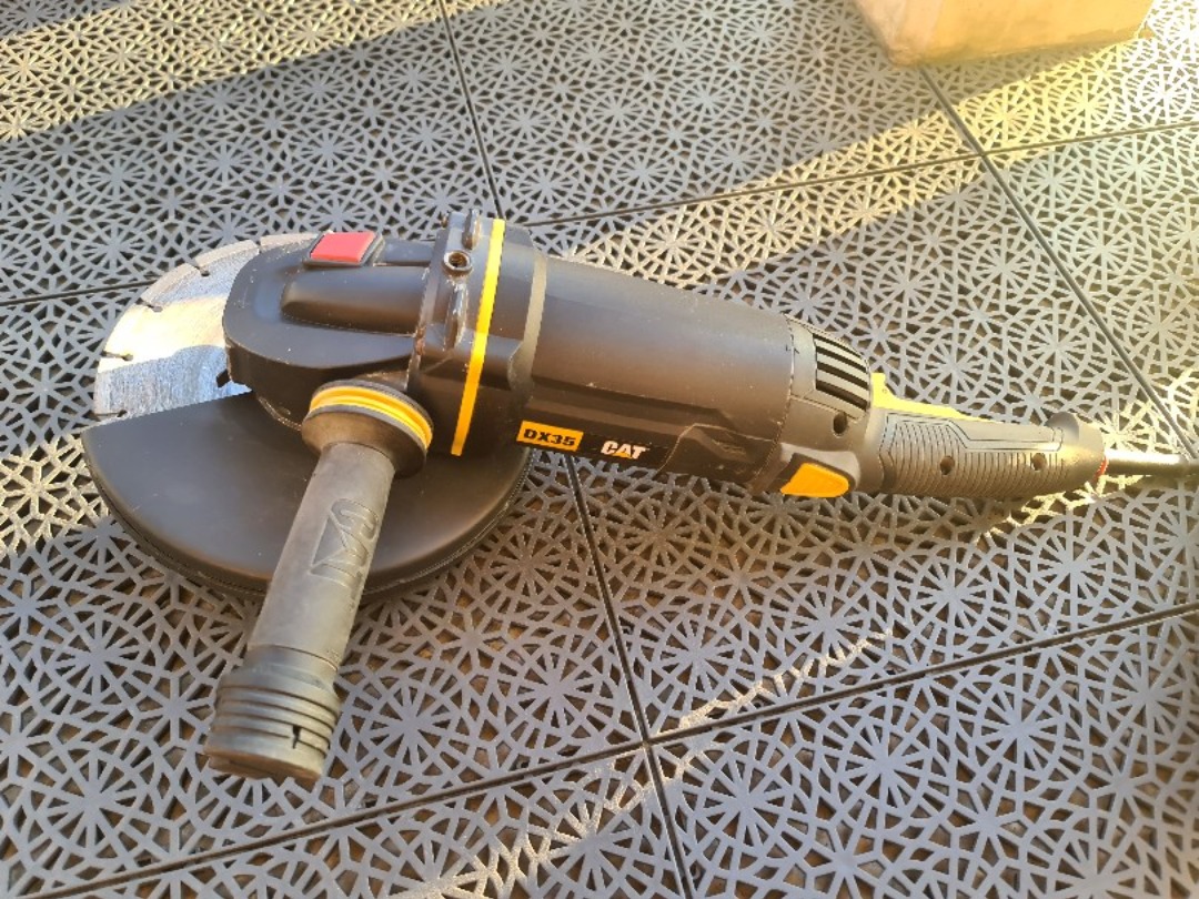 Stor vinkelsliper med diamantskive 230mm