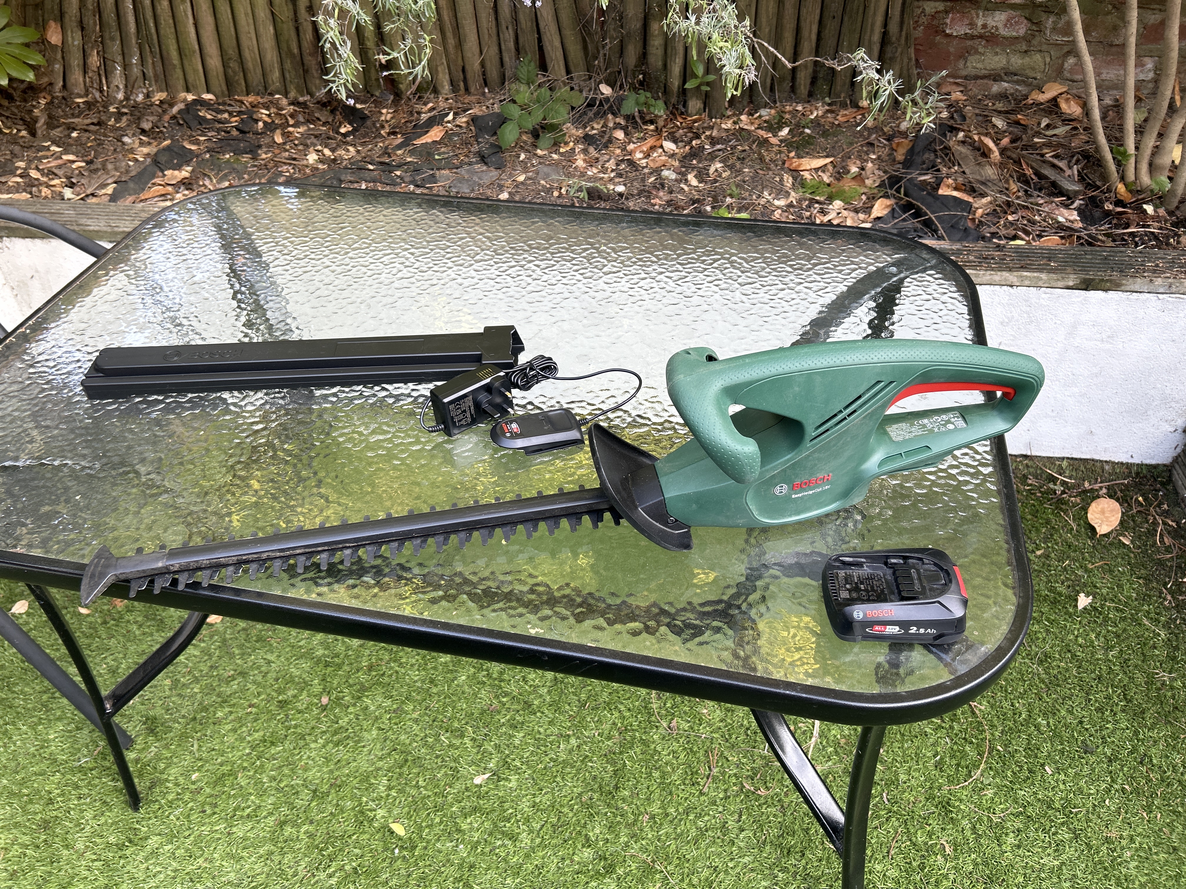 Bosch easyhedgecut 18-45 cordless hedge cutter