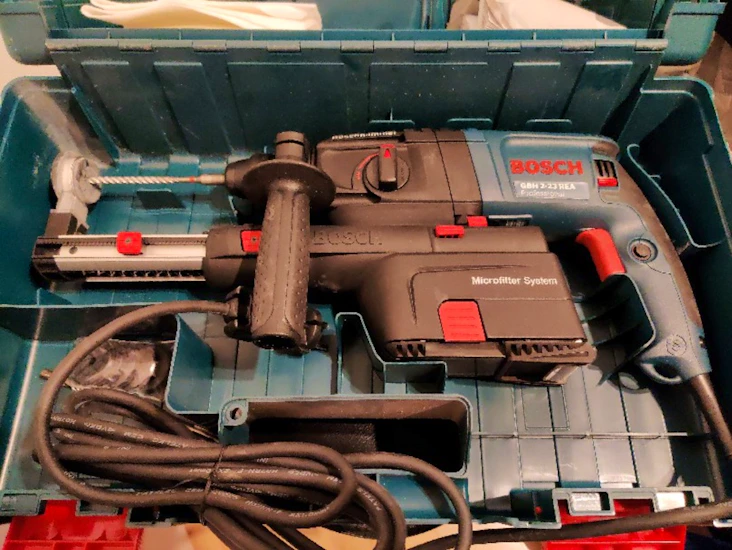 Poravasara pölynpoistolla bosch gbh 2-23 rea