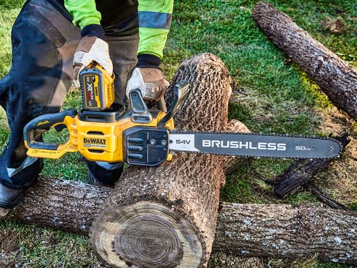 Kraftfull batteridriven kedjesåg.