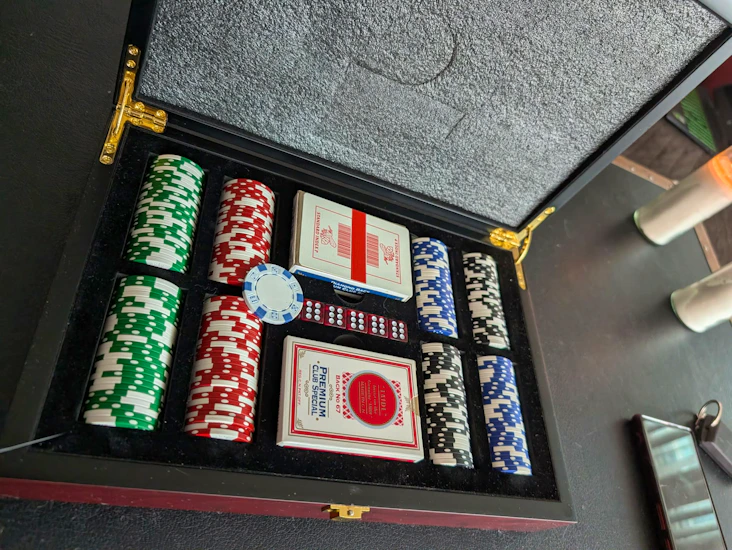 Pro poker set (200pc) - heavyweight 14g casino clay chips + cherry wood case