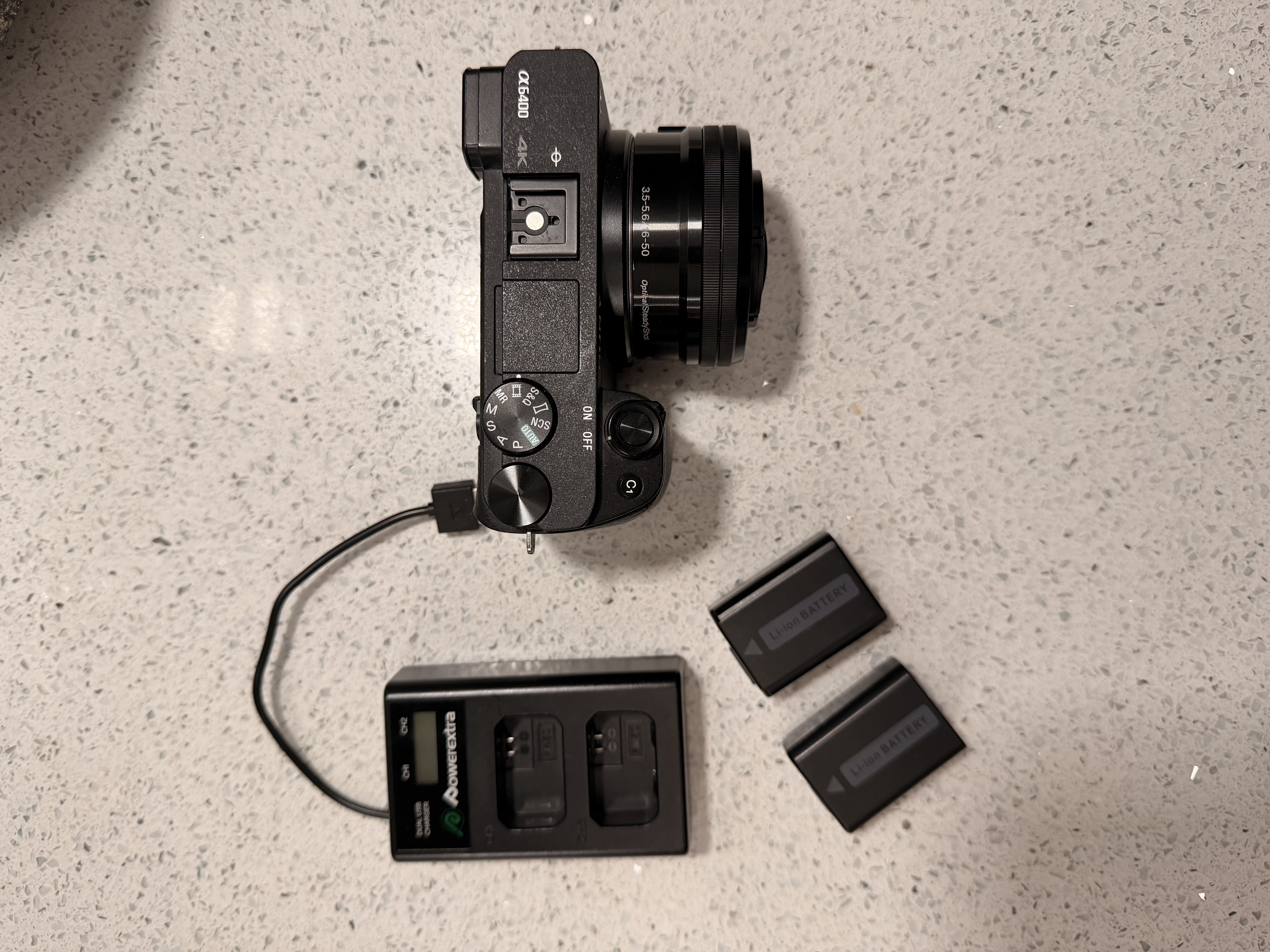 Vlogging kit - sony a6400, batteries and 16-50mm kit lens