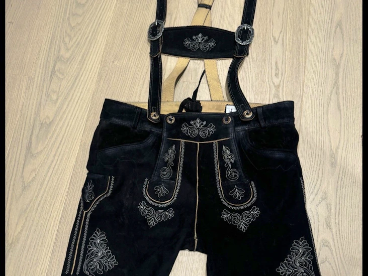 Ekte lederhosen i semsket skinn av høy kvalitet leies ut.