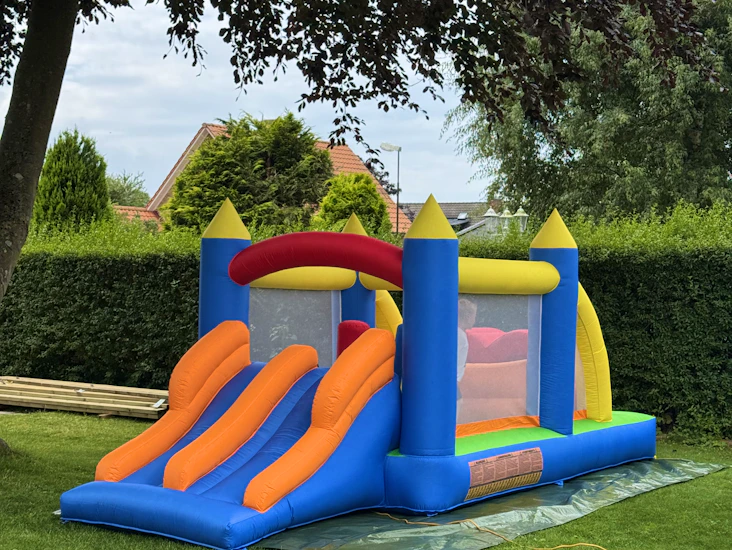 Hoppborg med dubbla rutschkanor