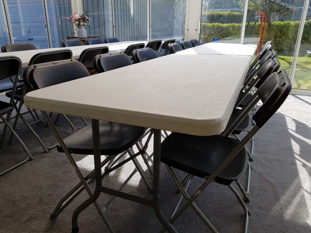 Bord och stolar för 18 personer