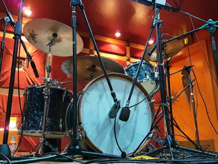 Komplett mikrofonrigg för trumset i studio