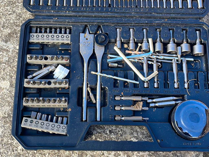 Bosch drill + screwdriver kit