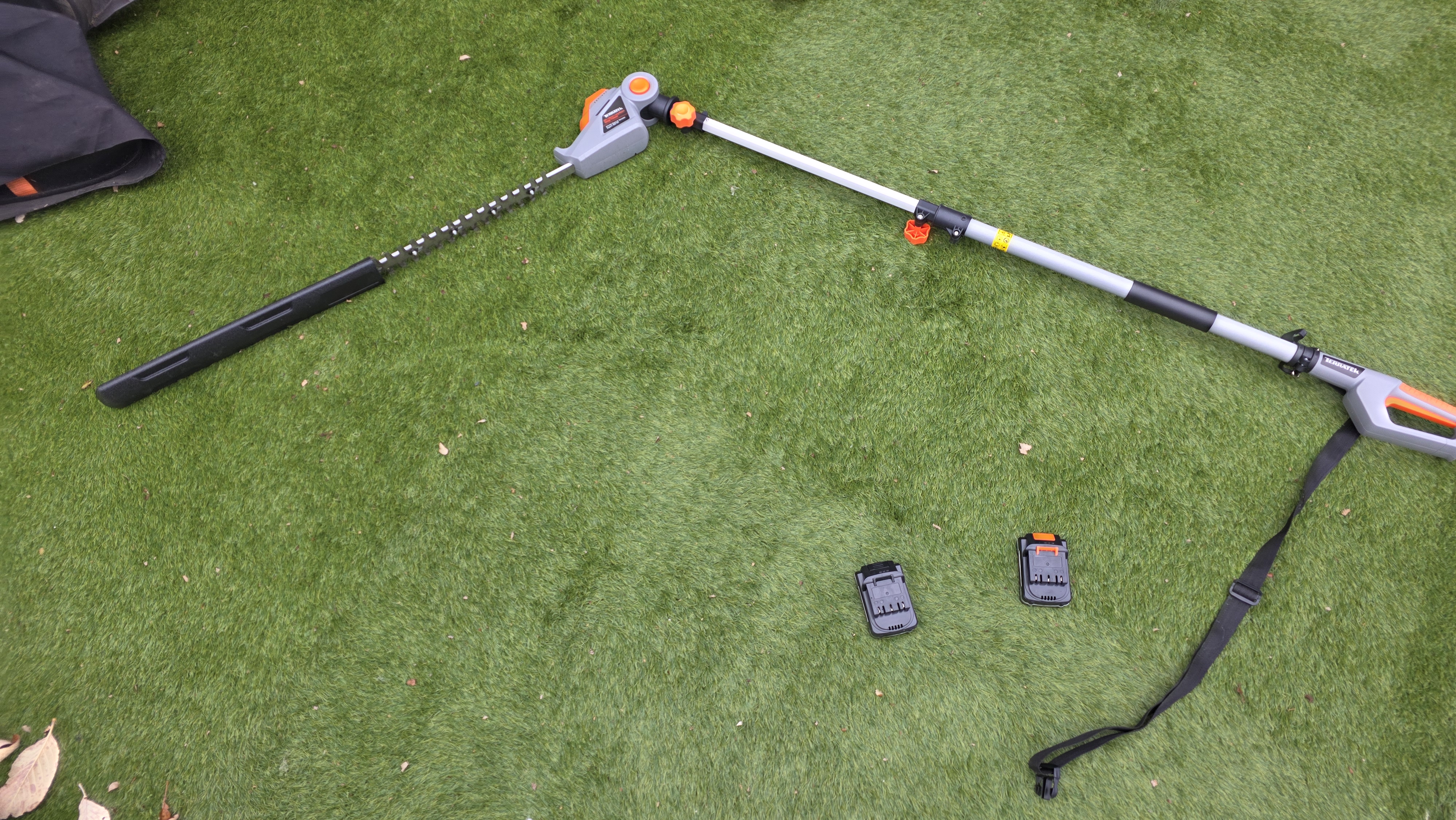 Hedge trimmer telescopic extendable rotatable battery operated