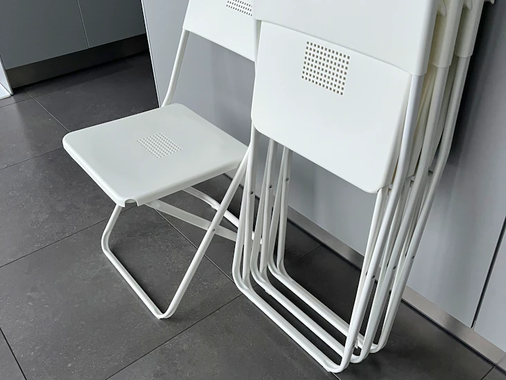 20 stycken vita klappstolar