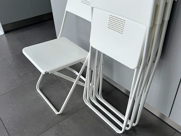 Vita klappstolar, 30 stycken