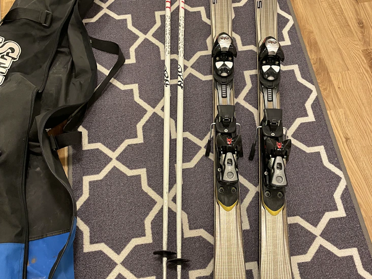 Slalomskidor med stavar