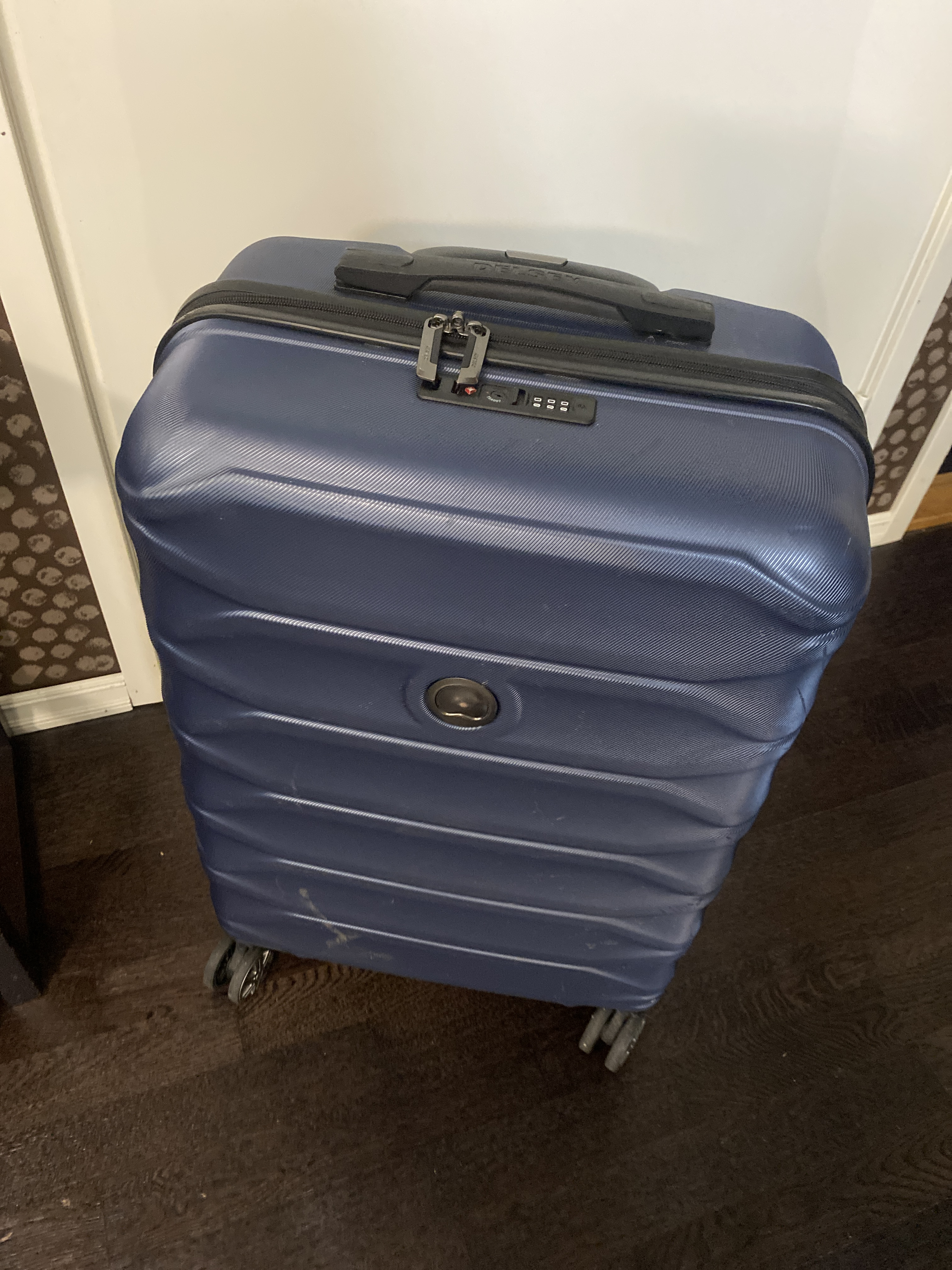 Delsey iso matkalaukku. 4 rengasta. hki 